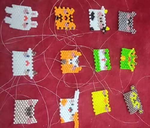 12月25日，手工活從哪里找廠家，在家能做的兼職創(chuàng)業(yè)項目，輕資產(chǎn)創(chuàng)業(yè)做手工傳承官，與手工之家合作，大家利益同體、合作共贏，圖為串珠米珠繡純手工產(chǎn)品剪影