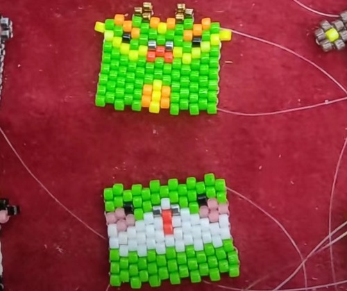 12月25日，手工活從哪里找廠家，在家能做的兼職創(chuàng)業(yè)項目，輕資產(chǎn)創(chuàng)業(yè)做手工傳承官，與手工之家合作，大家利益同體、合作共贏，圖為串珠米珠繡純手工產(chǎn)品剪影