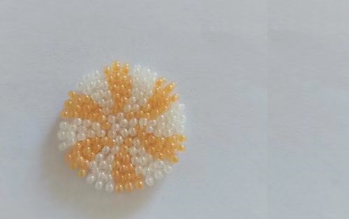 12月27日，手工活拿回家做在哪里找，小成本創(chuàng)業(yè)做手工傳承官，帶回家做的手工創(chuàng)業(yè)項目，依靠手工之家，大家通過手工有了好收入，圖為串珠米珠繡純手工產(chǎn)品剪影