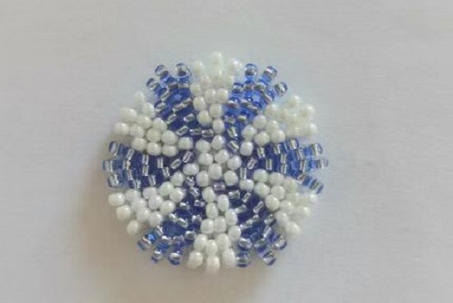 12月27日，手工活拿回家做在哪里找，小成本創(chuàng)業(yè)做手工傳承官，帶回家做的手工創(chuàng)業(yè)項目，依靠手工之家，大家通過手工有了好收入，圖為串珠米珠繡純手工產(chǎn)品剪影