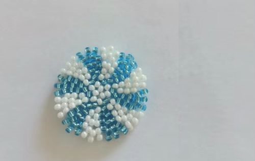 12月27日，手工活拿回家做在哪里找，小成本創(chuàng)業(yè)做手工傳承官，帶回家做的手工創(chuàng)業(yè)項目，依靠手工之家，大家通過手工有了好收入，圖為串珠米珠繡純手工產(chǎn)品剪影