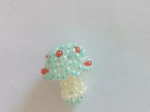 12月30日，手工活外發(fā)加工正規(guī)廠家直接發(fā)貨，微創(chuàng)業(yè)做手工傳承官，在家做的手工創(chuàng)業(yè)項(xiàng)目，手工之家的純手工事業(yè)有根基，圖為串珠米珠繡純手工產(chǎn)品剪影