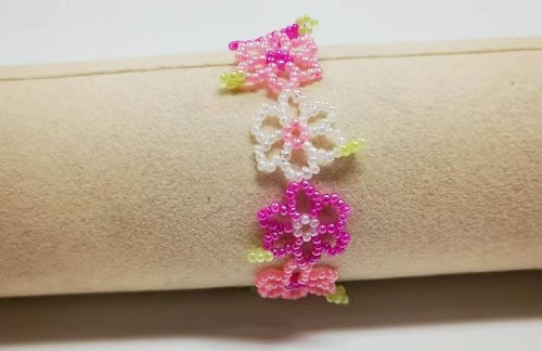 12月31日，在家里就能賺錢的工作，靈活就業(yè)副業(yè)創(chuàng)業(yè)，手工活加工外發(fā)回收，微創(chuàng)業(yè)開手工加工廠，靈活掙錢增收，與手工之家合作穩(wěn)定可靠，圖為串珠米珠繡純手工產(chǎn)品剪影