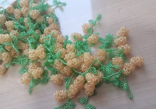 1月12日，手工兼職在家做，拿回家做的手工副業(yè)創(chuàng)業(yè)，微創(chuàng)業(yè)做手工傳承官，選擇手工之家，因?yàn)檫@里創(chuàng)新、誠(chéng)信，圖為串珠米珠繡手工產(chǎn)品剪影