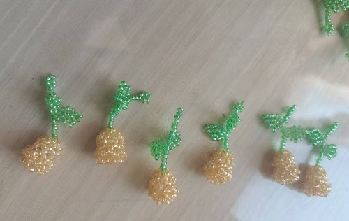 1月12日，手工兼職在家做，拿回家做的手工副業(yè)創(chuàng)業(yè)，微創(chuàng)業(yè)做手工傳承官，選擇手工之家，因?yàn)檫@里創(chuàng)新、誠(chéng)信，圖為串珠米珠繡手工產(chǎn)品剪影