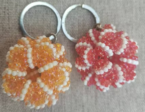 1月13日，拿回家做的手工活，在家掙錢的副業(yè)創(chuàng)業(yè)，小本創(chuàng)業(yè)做手工傳承官，手工之家的合作方式和業(yè)務(wù)選擇多，圖為串珠米珠繡手工產(chǎn)品剪影