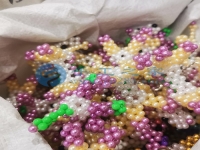 串珠子純手工活藝品，既好看又可以拿回家加工掙錢