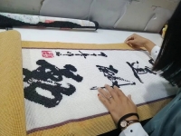 9月25日，可以帶回家做的手工活，在家做手工活掙錢，手工之家是大家居家就業(yè)創(chuàng)業(yè)的好選擇，圖為勵志珠珠繡串珠手工成品倉庫驗收剪影