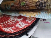 10月13日，純手工活代加工，手工外包發(fā)布平臺，手工之家負(fù)責(zé)提供的加工材料，齊全完備，圖為勵志珠珠繡串珠手工產(chǎn)品剪影