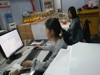 10月17日，代加工手工活，在家兼職手工活，越來越多人在手工之家做珠繡串珠手工掙錢，圖為勵志珠珠繡串珠成品倉庫剪影