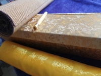 10月20日，拿回家做的手工活，長期穩(wěn)定的手工活，手工之家的個性化定制服務(wù)讓人滿意，圖為勵志珠珠繡串珠手工產(chǎn)品及外包裝剪影