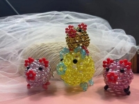 2月25日，手工項目拿回家做，正規(guī)廠家的手工，在手工之家對合作者平等公開不設(shè)限，銷售加工都是如此，圖為勵志珠珠繡串珠手工產(chǎn)品剪影