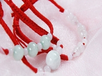 4月7日，拿回家做的手工副業(yè)，靈活就業(yè)項(xiàng)目，與手工之家合作，農(nóng)村和城市，誰更有優(yōu)勢，圖為勵(lì)志珠珠繡串珠手工產(chǎn)品剪影