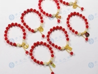 4月25日，在家做兼職的正規(guī)平臺，與家人一起做的靈活就業(yè)掙錢的副業(yè)，在手工之家產(chǎn)品為什么選擇多，圖為勵志珠珠繡串珠手工產(chǎn)品剪影