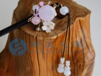 5月25日，在家做的手工活正規(guī)平臺 拿回家做的手工項目，手工之家的成品銷售為手工事業(yè)保駕護航，圖為勵志珠珠繡串珠手工產(chǎn)品剪影