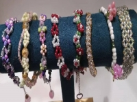 5月30日，手工活外發(fā)加工網(wǎng)，靈活就業(yè)好項目，傳承傳統(tǒng)手工，手工之家的外發(fā)手工項目如何，圖為勵志珠珠繡串珠手工產(chǎn)品剪影