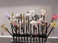 6月21日，手工活拿回家做在哪里找，靈活就業(yè)創(chuàng)業(yè)，開飾品加工廠，選擇手工之家，這個手工項目自由靈活，圖為勵志珠珠繡串珠手工產品剪影