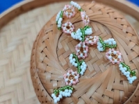 9月11日，手工活外發(fā)加工可靠嗎？靈活就業(yè)好手工，開飾品加工廠，手工之家的產(chǎn)品優(yōu)勢，圖為飾品類串珠純手工產(chǎn)品剪影