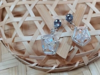 9月26日，手工活外發(fā)加工網(wǎng)，在家做串珠手工掙錢，開飾品加工廠，在手工之家，加工人員這樣做收入更好，圖為飾品類串珠純手工產(chǎn)品剪影