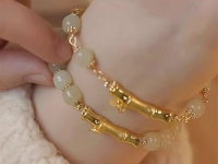 7月24日，手工活外發(fā)加工正規(guī)的廠家，開飾品加工廠，靈活就業(yè)項(xiàng)目，與手工之家合作，靈活自由，但態(tài)度不能放松，圖為串珠純手工產(chǎn)品剪影
