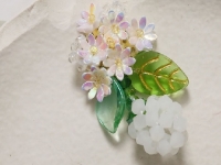 7月28日，在家能做的手工活兼職，正規(guī)可靠的手工副業(yè)，開飾品加工廠，手工廠家和手工項(xiàng)目是大家掙錢的保障，圖為串珠米珠繡手工產(chǎn)品剪影