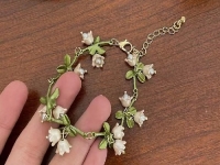 8月10日，手工活外發(fā)加工正規(guī)廠家直接發(fā)貨，手工靈活就業(yè)好選擇，開飾品加工廠，在手工之家,什么人收入更好？圖為飾品類串珠手工產(chǎn)品剪影