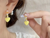 8月21日，在家兼職手工活，靈活就業(yè)創(chuàng)業(yè)手工副業(yè)，開飾品加工廠，在家做手工項目這些要求要達到，圖為串珠米珠繡手工產(chǎn)品剪影