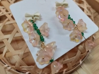 10月6日，手工活外發(fā)加工正規(guī)廠家直接發(fā)貨，開飾品加工廠，在家做的手工，在手工之家，手工發(fā)展有前景，圖為飾品類串珠純手工產(chǎn)品剪影