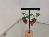 12月11日，在家兼職手工活，帶回家做的手工項目，開飾品加工廠，與手工之家合作，串珠純手工帶來好收入，圖為串珠米珠繡手工產(chǎn)品剪影