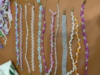 12月22日，家里干的手工活兼職，純手工加工項目，開飾品加工廠，與手工之家合作，不外出打工，居家就業(yè)創(chuàng)業(yè)也有好收入，圖為飾品類串珠純手工產(chǎn)品剪影