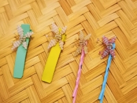 1月27日，附近有沒有兼職手工活，居家靈活就業(yè)的好副業(yè)，開飾品加工廠，手工之家長久穩(wěn)定讓大家放心，圖為串珠純手工產(chǎn)品剪影