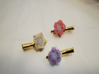 3月15日，手工兼職在家做是真的嗎？開(kāi)飾品加工廠，正規(guī)手工活外發(fā)加工網(wǎng)副業(yè)，做好這兩點(diǎn)，在手工之家能有更好的收入，圖為串珠米珠繡手工產(chǎn)品剪影