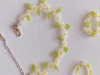 3月24日，在家做的手工活正規(guī)平臺(tái)，在家可以做的兼職工作，居家靈活就業(yè)好副業(yè)，開(kāi)飾品加工廠，努力認(rèn)真，讓手工之家的合作人員收入很好，圖為串珠米珠繡手工產(chǎn)品剪影