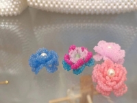 3月29日，兼職手工活可以帶回家做的，居家靈活就業(yè)好副業(yè)，開飾品加工廠，手工之家堅(jiān)持用更多的純手工產(chǎn)品服務(wù)市場(chǎng)，圖為串珠米珠繡手工產(chǎn)品剪影