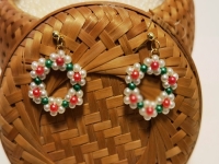 3月31日，附近有沒(méi)有兼職手工活，在家做的手工副業(yè)，開飾品加工廠，在手工之家，純手工項(xiàng)目很好做，圖為飾品類串珠手工產(chǎn)品剪影