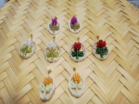 4月1日，外發(fā)加工接單平臺(tái)，靈活就業(yè)好手工項(xiàng)目，開飾品加工廠，在手工之家，怎么合作，大家說(shuō)了算，圖為串珠米珠繡手工產(chǎn)品剪影