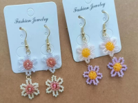 4月6日，手工活接單正規(guī)平臺(tái)，可靠的串珠手工，開飾品加工廠，在手工之家，時(shí)間越長(zhǎng)、合作越穩(wěn)、收入越好，圖為串珠米珠繡手工產(chǎn)品剪影