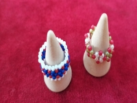 4月30日，手工活從哪里找廠家，可靠的串珠手工項(xiàng)目，靈活就業(yè)好手工，在手工之家，產(chǎn)品始終是發(fā)展的重點(diǎn)之一，圖為飾品類串珠純手工產(chǎn)品剪影