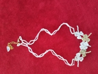 5月2日，在家能掙錢的正規(guī)手工，靈活就業(yè)串珠手工項(xiàng)目，開飾品加工廠，在手工之家，合作要先看自己的實(shí)際情況，圖為飾品類串珠純手工產(chǎn)品剪影