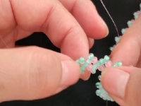 7月22日，手工活兼職是真的嗎？居家專兼職的好副業(yè)，做手工傳承官，開(kāi)手工加工廠，在手工之家，成績(jī)和榮譽(yù)都是大家的，圖為串珠米珠繡純手工加工剪影