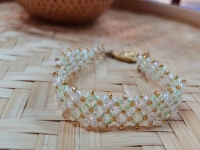 外發(fā)手工領(lǐng)回家做，產(chǎn)品種類多，發(fā)展好，支持大家通過純手工掙錢增收