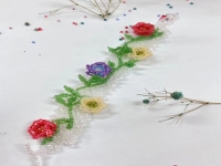 2月11日，手工兼職在家做是真的，靈活就業(yè)、小成本創(chuàng)業(yè)做手工傳承官、開手工加工廠，在手工之家，合作好因為了解和信任，圖為串珠米珠繡純手工產(chǎn)品剪影