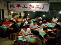 不往城里跑，在村里小成本創(chuàng)業(yè)，陪著家人開(kāi)手工加工廠是個(gè)好機(jī)會(huì)