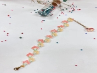 3月12日，手工接單正規(guī)平臺，可靠的純手工創(chuàng)業(yè)項目，小成本創(chuàng)業(yè)開手工加工廠、做手工傳承官，手工之家的純手工是自由靈活的，圖為串珠米珠繡純手工產品剪影