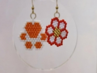 3月15日，手工拿回家做在哪里找，居家手工創(chuàng)業(yè)，小成本創(chuàng)業(yè)開手工加工廠、做手工傳承官，在手工之家，純手工產品讓大家放心，圖為串珠米珠繡純手工產品剪影