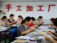 把手工領(lǐng)回家做，純手工加工廠允不允許，就看簽訂的正規(guī)合同怎么說(shuō)？