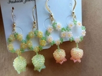 8月9日，純手工領(lǐng)回家做，在家做手工，副業(yè)創(chuàng)業(yè)做手工工作室，拿回家做的手工創(chuàng)業(yè)小項目，手工之家真實真誠對待每一個合作人員，圖為串珠米珠繡純手工產(chǎn)品剪影