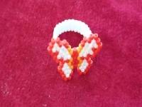 10月02日，外發(fā)加工接單平臺(tái)，正規(guī)手工輕資產(chǎn)創(chuàng)業(yè)，拿回家做手工掙錢(qián)，開(kāi)手工工作室，在手工之家，合作共贏是不變的追求，圖為串珠米珠繡純手工產(chǎn)品剪影