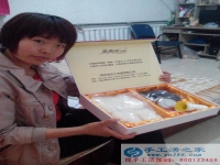 自由職業(yè)手工活兼職，河北保定李女士業(yè)余時(shí)間做手工活串珠繡掙錢