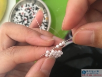 這個(gè)正規(guī)供料的手工活，是重慶蘇女士追求自信快樂(lè)人生的法寶